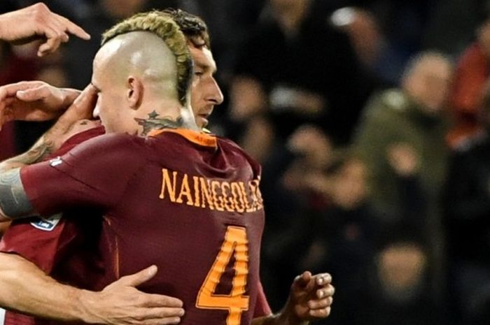 Gelandang AS Roma, Radja Nainggolan, melakukan selebrasi dengan memeluk Francesco Totti dalam laga Serie A kontra Torino di Stadion Olimpico, Roma, Italia, 19 Februari 2017.