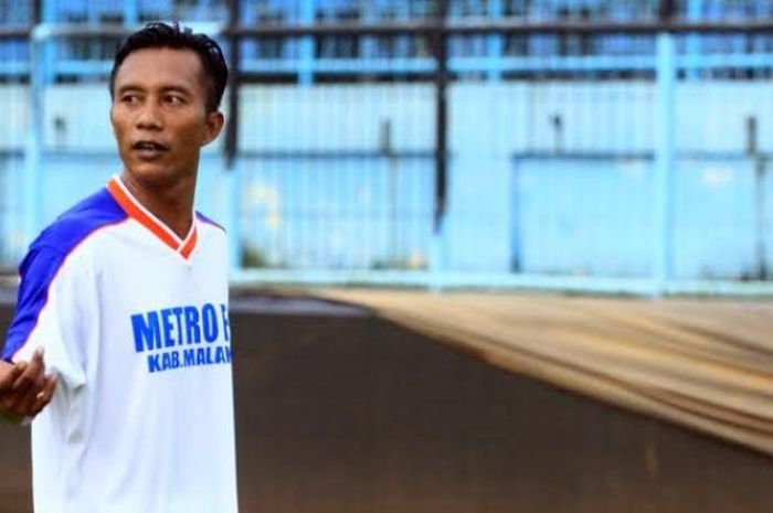 Bek senior Hermawan dalam sesi latihan Metro FC untuk persiapan ke Liga 2 musim 2017 di Stadion Kanjuruhan, Kabupaten Malang. 