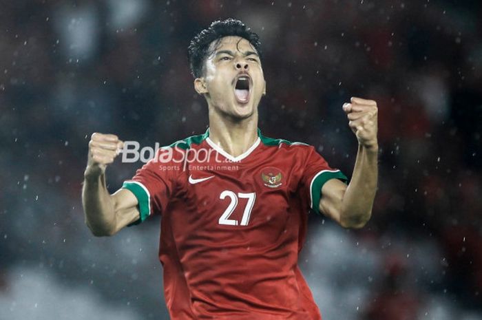 Pemain timnas u-19 Indonesia, Aji Kusuma, merayakan gol ke gawang timnas u-19 Jepang di Stadion Utama GBK, Minggu (25/3/2018).