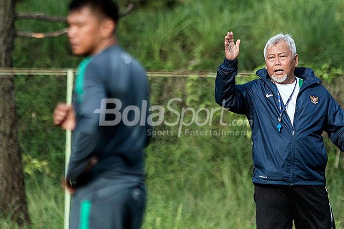 Pelatih timnas putri Indonesia, Satia Bagdja Ijatna, memberi arahan dalam sesi latihan di National Y