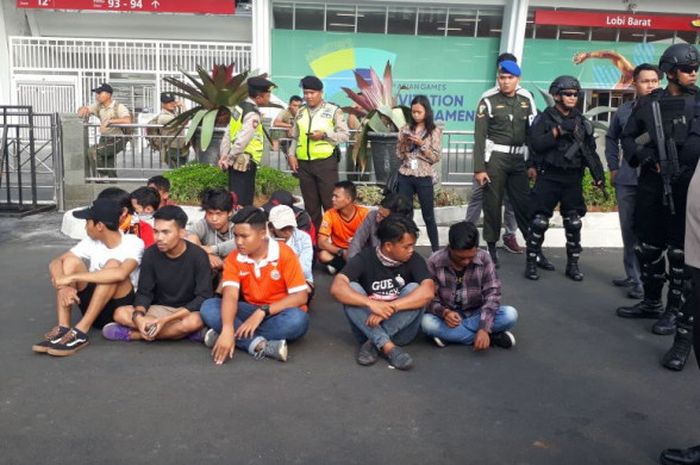 Sejumlah oknum pendukung Persija diamankan oleh aparat kepolisian karena tidak memiliki tiket pertandingan final Piala Presiden 2018 di Stadion Utama Gelora Bung Karno, Jakarta, Sabtu (17/2/2018).