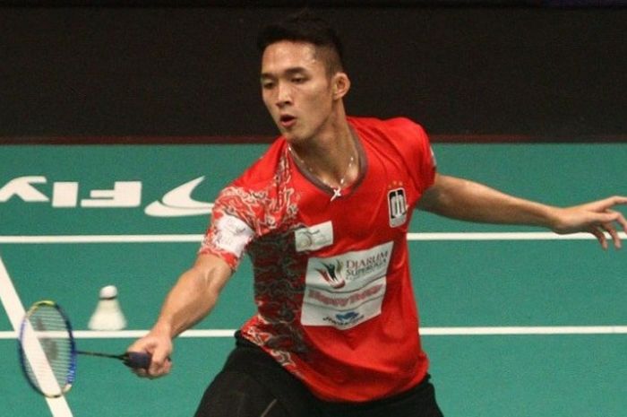 Pemain tunggal putra Indonesia yang memperkuat klub Musica Champions, Jonatan Christie, mengembalikan kok kepada lawannya saat laga penyisihan grup Djarum Superliga 2017, di DBL Arena, Surabaya, Senin (20/2/2017).