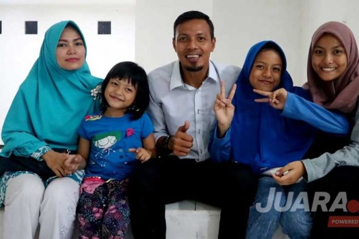 Bejo Sugiantoro bersama keluarganya seusai Persik Kediri mengalahkan Persida Sidoarjo di Stadion Gelora Sidoarjo, Jawa Timur (12/05/2017) Jumat sore.