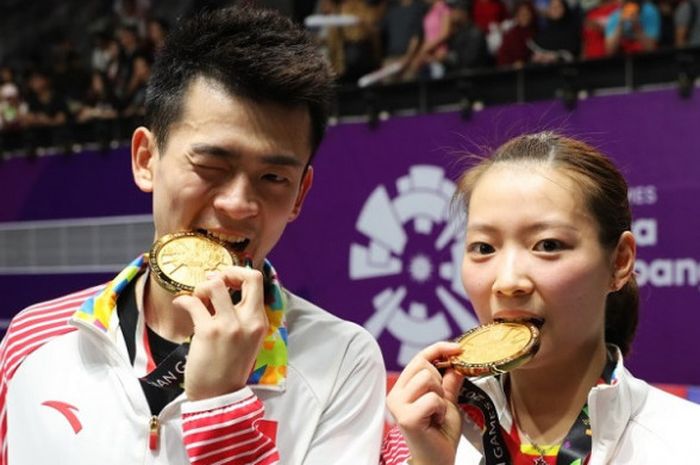 Pasangan ganda campuran China, Zheng Siwei/Huang Yaqiong, berpose setelah memastikan medali emas pada Asian Games 2018 di Istora Senayan, Jakarta.