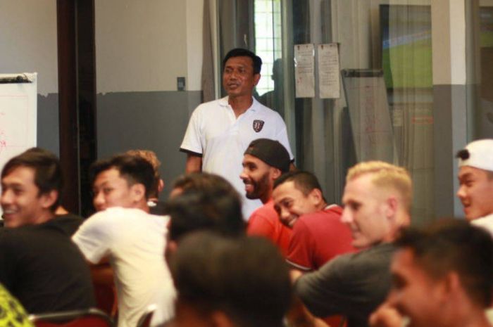 Pelatih Widodo C Putro menggelar evaluasi bersama para pemain Bali United.