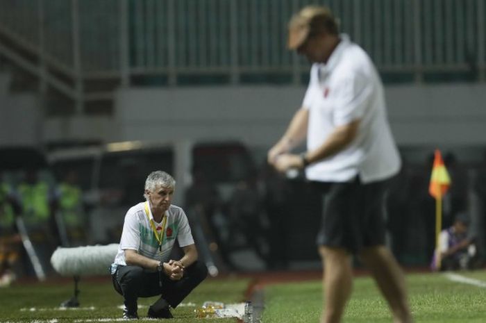 Pelatih PS TNI, Ivan Kolev (kiri), mengamati penampilan anak-anak asuhnya saat melawan PSM Makassar pada partai Liga 1 di Stadion Pakansari, Cibinong, Senin (15/5/2017).