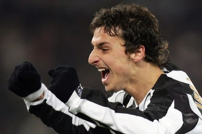 Zlatan Ibrahimovic saat masih membela Juventus dalam laga Serie A kontra AS Roma, di Stadion Olimpico, 5 Maret 2005.