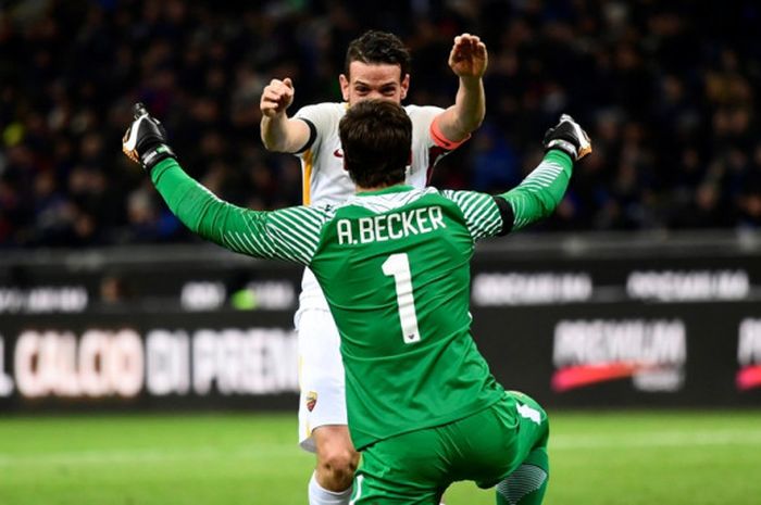 Kiper AS Roma, Alisson Ramses Becker, merayakan gol yang dicetak timnya dalam laga Liga Italia kontra Inter Milan di Stadion Giuseppe Meazza, Milan, pada 21 Januari 2018.