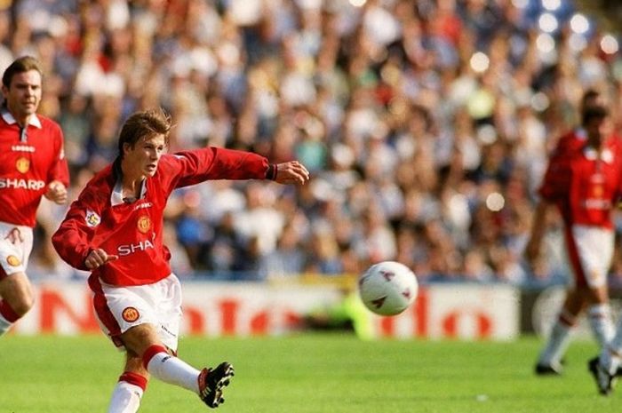 David Beckham melepas tembakan dari tengah lapangan saat Manchester United melawan Wimbledon di Stadion Selhurst Park, 17 Agustus 1996. 
