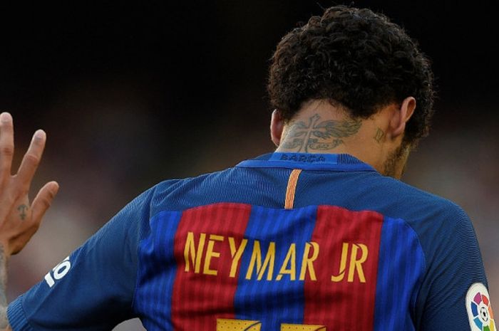 Reaksi striker FC Barcelona, Neymar, dalam laga Liga Spanyol kontra Villarreal di Stadion Camp Nou, Barcelona, pada 6 Mei 2017.