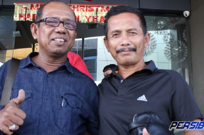 Emral Abus dan Djadjang Nurdjaman berfoto bersama di Padang.