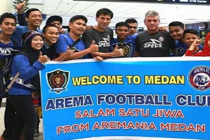 Aremania Medan yang menyambut Arema FC di Bandar Udara Kualanamu, Medan.