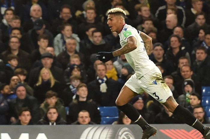 Bek Crystal Palace, Patrick van Aanholt, merayakan gol yang dia cetak ke gawang Chelsea dalam laga Liga Inggris di Stadion Stamford Bridge, London, pada 10 Maret 2018.