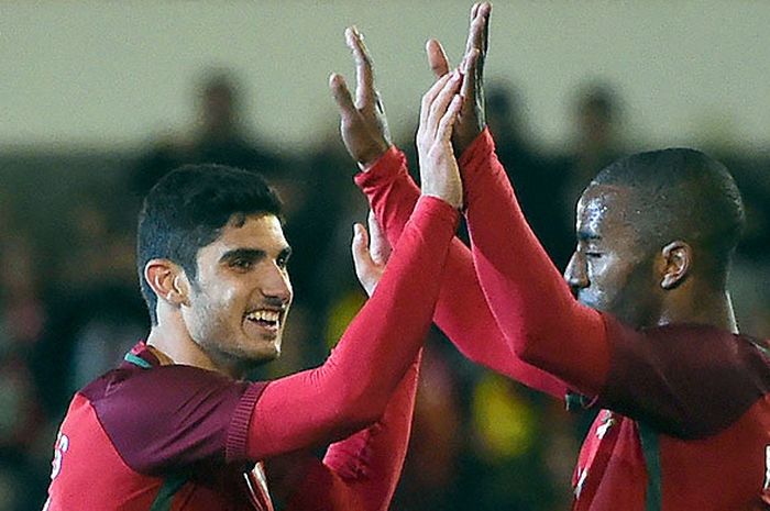 Gelandang timnas Portugal, Goncalo Guedes (kiri), merayakan gol bersama rekan setimnya saat melawan Arab Saudi di Stadion Fontelo, Viseu, pada 10 November 2017.
