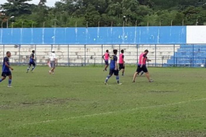 Latihan Persiba Balikpapan tanpa kehadiran pelatih Milomir Seslija di Stadion Parikesit, Balikpapan pada Rabu (9/8/2017) sore. 