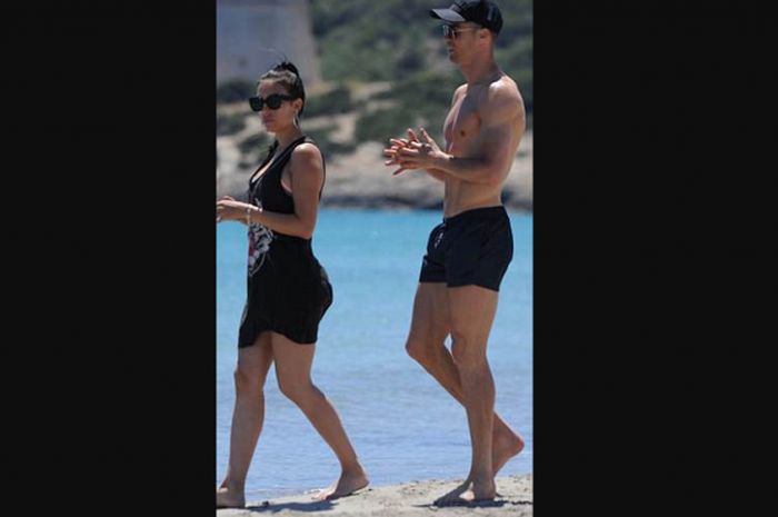Georgina Rodriguez bersama Cristiano Ronaldo saat menikmati suasana pantai di Ibiza