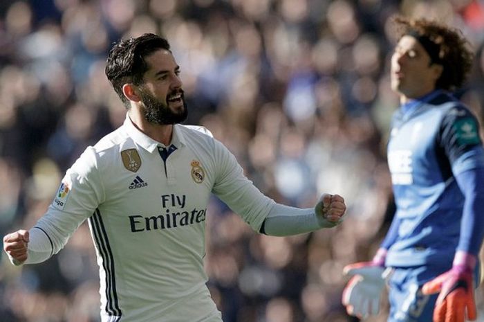 Gelandang Real Madrid, Isco, merayakan golnya ke gawang Granada pada pertandingan La Liga di Santiago BErnabeu, sabtu (7/1/2017)