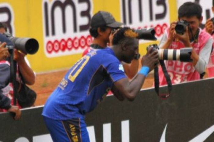 Ezechiel N Douassel saat melakukan selebrasi setelah menciptakan gol ke gawang Sriwijaya FC.