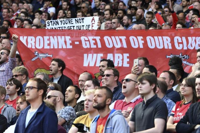 Para fan Arsenal membentangkan spanduk anti pemilik The Gunners, Stan Kroenke, pada laga Liga Inggris Arsenal kontra Everton di Stadion Emirates, London, 21 Mei 2017.