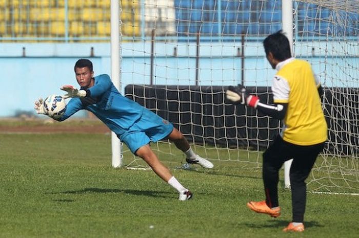 Kiper Mitra Kukar, Shahar Ginanjar (kiri), berlatih sebagai persiapan menghadapi Mitra Kukar pada laga kedua Piala Jenderal Sudirman yang akan digelar di Stadion Kanjuruhan, Kabupaten Malang, MInggu (17/1/2016).