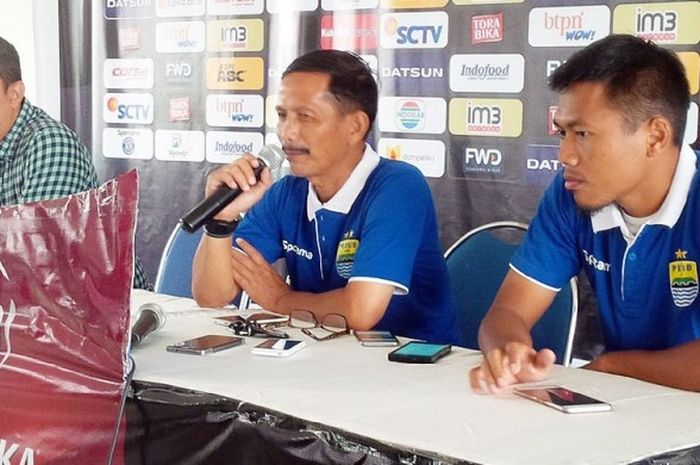 Pelatih Persib Bandung, Djadjang Nurdjaman, berbicara kepada media di Graha Persib, Jalan Sulanjana, Kota Bandung, Jumat (18/11/2016).