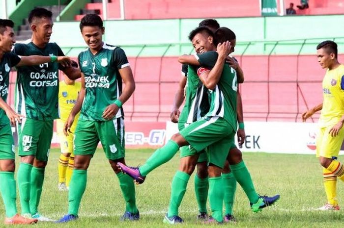 Suka cita pemain PSMS Medan seusai mencetak gol ke gawang PSBL langsa pada lanjutan Grup 1 Liga 2 musim 2017 di Stadion Teladan, Sabtu (13/5/2017).