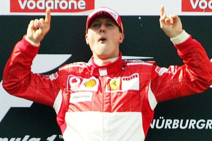 Pebalap tim Ferrari, Michael Schumacher, melakukan selebrasi di podium usai  menjuarai GP Eropa di Sirkuit Nurburgring, Nurburg, Jerman (7/5/2006).