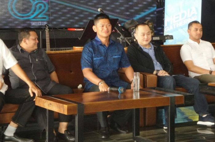 Ketua Inapgoc Raja Sapta Oktohari (tengah), bersiap memaparkan perkembangan Asian Para Games 2018 kepada wartawan pada acara media gathering di Jakarta, Rabu (1/11/2017).