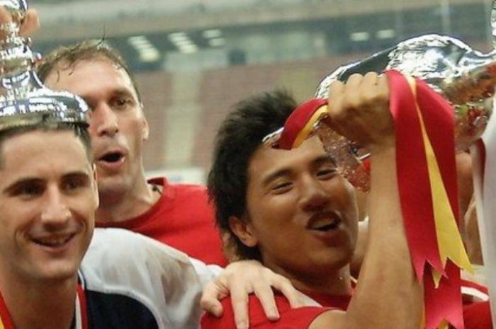 Bek timnas Singapura kelahiran Inggris, Daniel Bennett (kiri) merayakan kemenangan atas Thailand pada final Piala AFF 2007. 