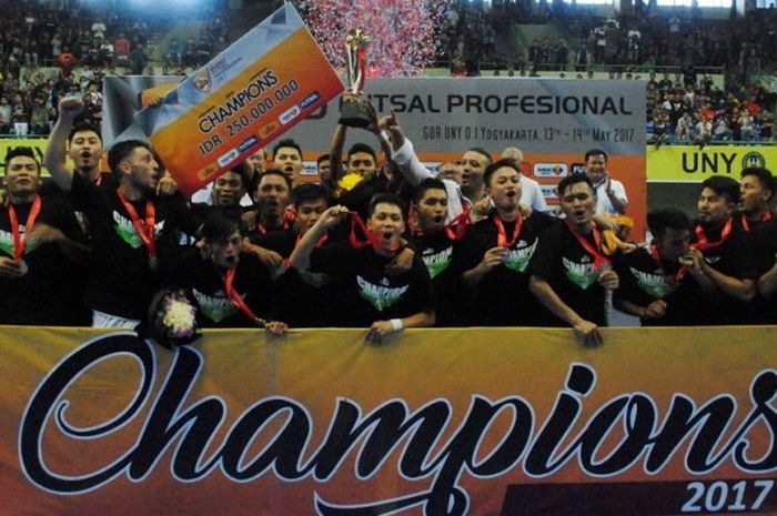 Para pemain Vamos Mataram FC merakayak keberhasilan mereka menjuarai Liga Futsal Profesional 2017 setelah di final mengalahkan Permata Indah Manokwari di GOR UNY, Sleman, Yogyakarta, Minggu (14/5/2017).