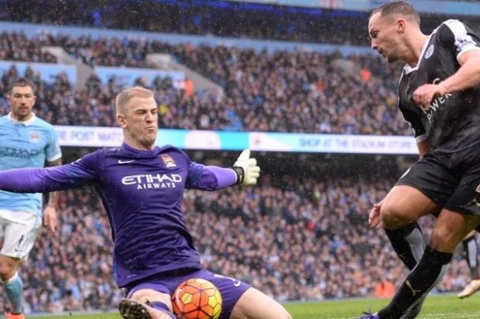 Kiper Manchester City, Joe Hart, menepis tendangan pemain Leicester City, Danny Drinkwater, dalam pertandingan Premier League di Stadion Etihad, Manchester, Inggris, 6 Februari 2016.