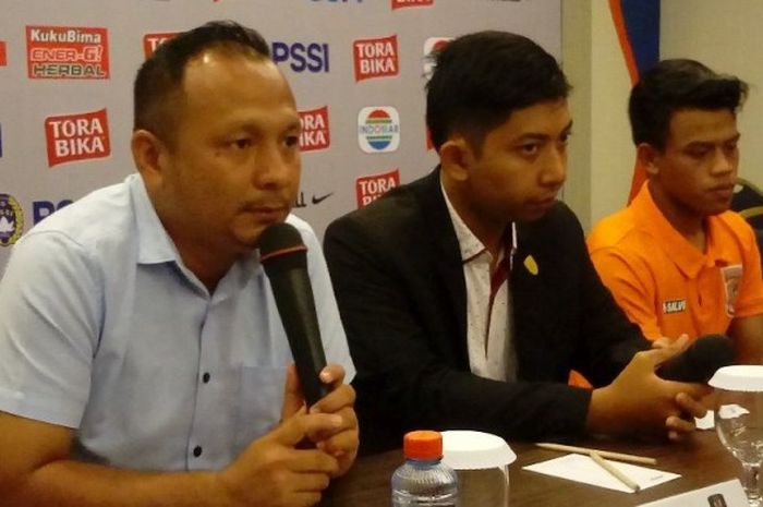Pelatih Pusamania Borneo FC II, Ricky Nelson (kiri), menjawab pertanyaan wartawan dalam sesi tanya jawab di Natya Hotel, Kuta, Jumat (17/2/2017)