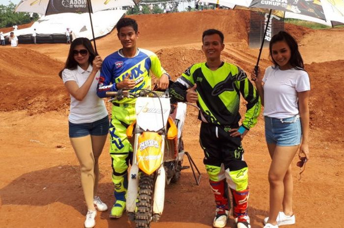 Dua rider motokros Indonesia, Agha Riansyah Putranto, dan Zulmi Aristiawan.