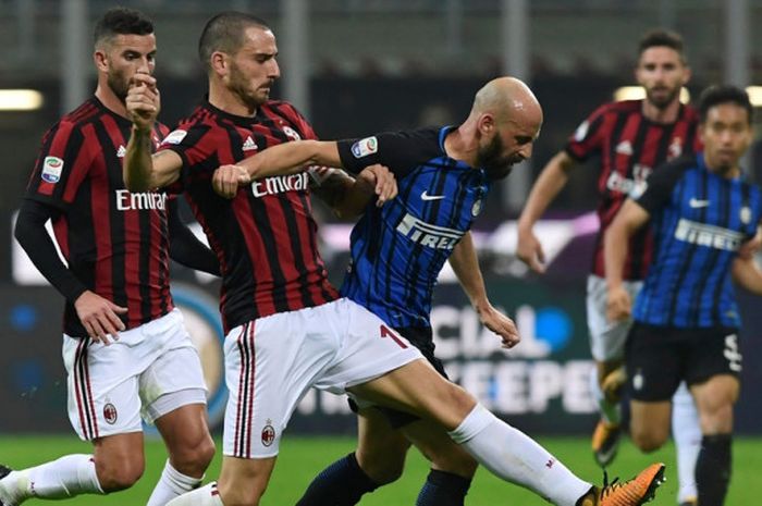 Gelandang Inter Milan, Borja Valero, berduel dengan bek AC Milan, Leonardo Bonucci, dalam laga Liga Italia di Stadion Giuseppe Meazza, Milan, pada 15 Oktober 2017.