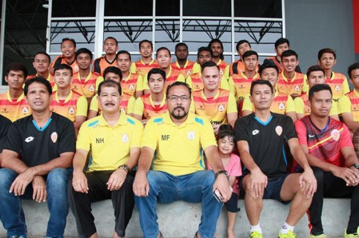 Para pemain, pelatih, ofisial, dan jajaran manajemen Selangor United sebelum memulai Liga FAM 2018 di Stadion Sungai Besar, Januari 2018. 