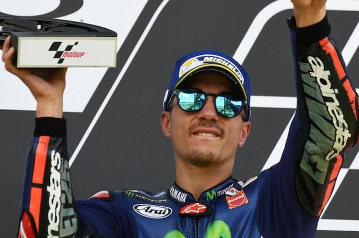 Pebalap Movistar Yamaha asal Spanyol, Maverick Vinales, merayakan keberhasilan finis di urutan kedua pada GP Italia di Sirkuit Mugello, Minggu (4/6/2017).