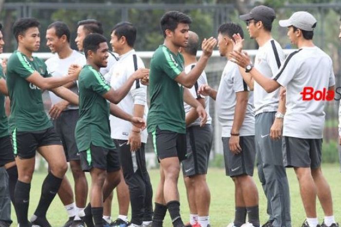 Skuat timnas Indonesia U-22 bersalaman dengan tim pelatih di lapangan ABC, Senayan, Jakarta, Rabu (9