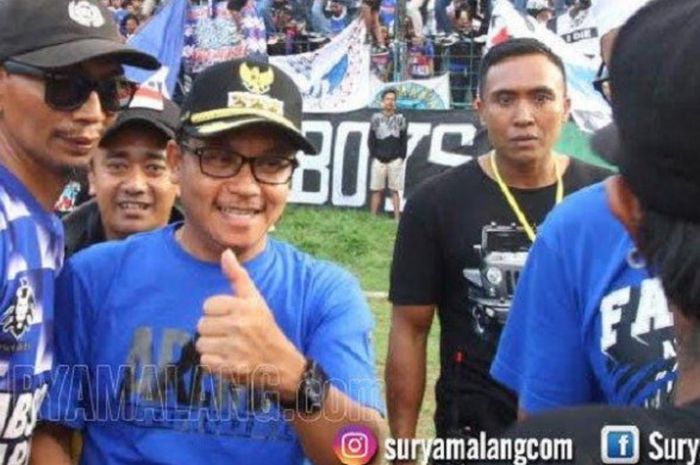 Dirijen Aremania, Yuli Sumpil bersama Walikota Malang, Sutiaji di Stadion Gajayana, Malang, Selasa (