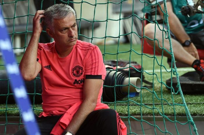 Ekspresi pelatih Manchester United, Jose Mourinho, sebelum dimulainya sesi latihan tim di Allianz Arena, Muenchen, Jerman pada 5 Agustus 2018.