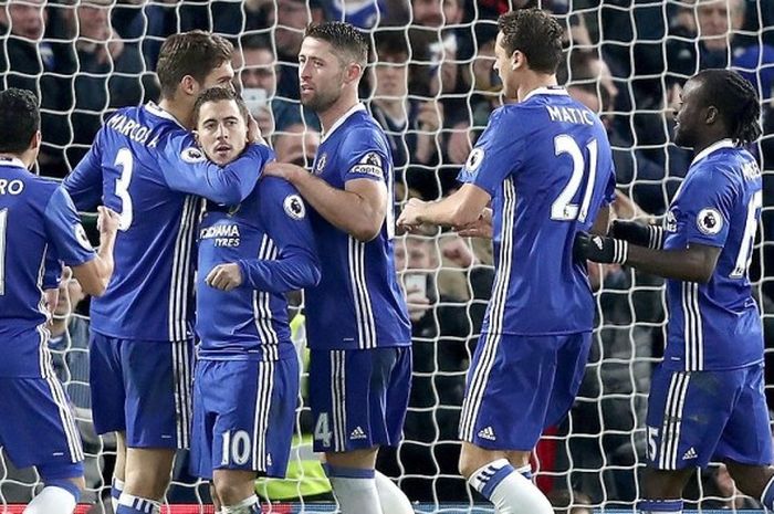 Penyerang Chelsea, Eden Hazard (10), merayakan gol bersama rekan setimnya saat melawan  AFC Bournemouth dalam laga lanjutan Premier League 2016-2017 di Stadion Stamford Bridge, London, pada 26 Desember 2016.