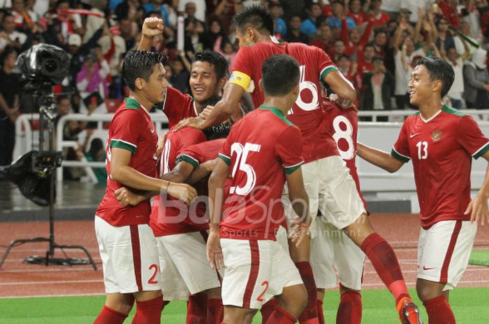            Para pemain timnas Indonesia merayakan gol Ilham Udin ke gawang timnas Islandia pada laga uji coba internasional di Stadion Utama GBK, Jakarta Selatan, Minggu (14/1/2018) malam.            