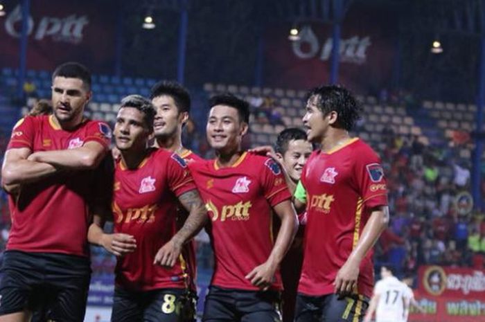 Para pemain PTT Rayong FC merayakan gol ke gawang Udon Thani FC pada lanjutan Liga Thailand 2 di Stadion PTT pada Minggu (11/3/2018) malam. 