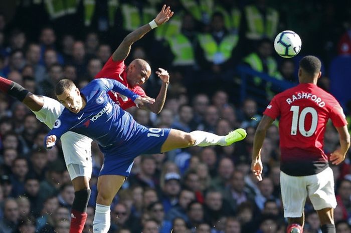  Bek Manchester United, Ashley Young (kiri), berduel dengan gelandang Chelsea, Eden Hazard, dalam laga Liga Inggris di Stadion Stamford Bridge, London, Inggris pada 20 Oktober 2018. 