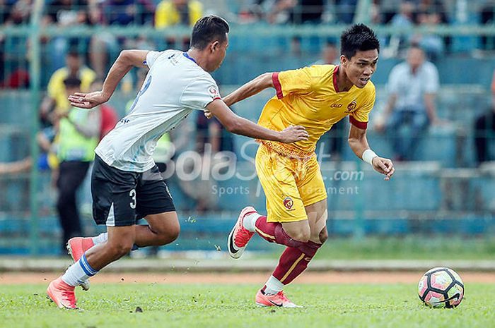 Aksi penyerang Sriwijaya FC, Yogi Rahadian, saat tampil melawan Cilegon United dalam laga uji coba di Stadion Krakatau Steel, Cilegon, Banten, Kamis (11/1/2018).