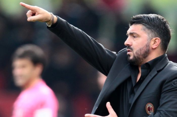 Pelatih AC Milan, Gennaro Gattuso. memberikan instruksi kepada anak-anak asuhnya dalam laga Liga Italia kontra Benevento di Stadion Ciro Vigorito, Benevento, pada 3 Desember 2017.