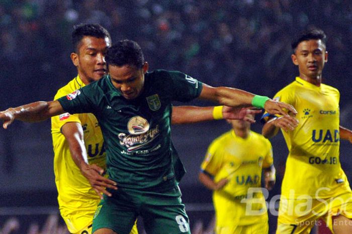 Gelandang Persebaya, Oktavianus Fernando berusaha lepas dari kawalan pemain PSIM Yogyakarta, Rabu (16/8/2017) di Gelora Bung Tomo Surabaya.