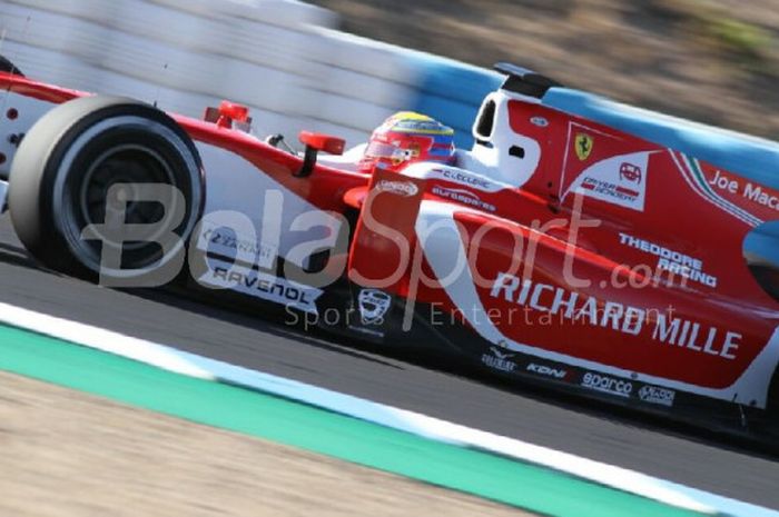 Pebalap Formula 2, Christian Leclerc, saat beraksi di sesi Kualifikasi Formula 2 di Jerez, Spanyol, 6 Oktober 2017.