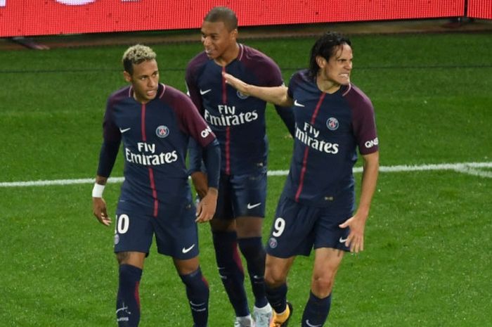 Para pemain Paris Saint-Germain, Neymar, Kylian Mbappe, dan Edinson Cavani, merayakan gol yang dicetak timnya ke gawang Olympique Lyon dalam laga Liga Prancis di Stadion Parc des Princes, Paris, pada 17 September 2017.