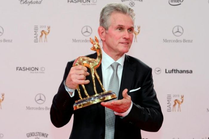 Eks pelatih Bayern Muenchen, Jupp Heynckes, berpose dengan trofi Bambi Award di Potsdamer Platz, Berlin, Jerman, 14 November 2013.