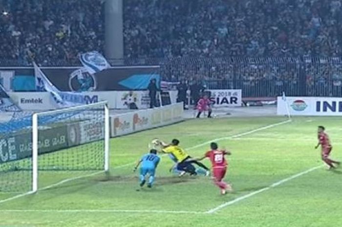 Insiden gol pemain Persela Lamongan, Diego Assis, yang dinilai sebagai gol tangan tuhan